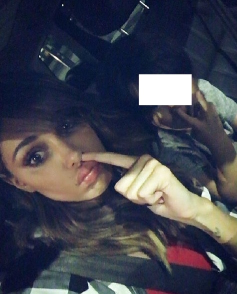 Belen Rodriguez, addio finesse: foto con il dito nel naso