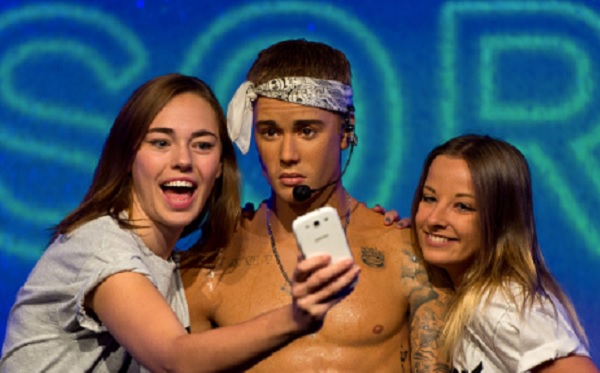 Justin Bieber, incidente (tutto da ridere) sul palco