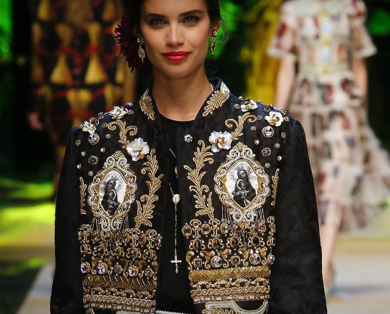 Dolce & Gabbana, i grandi NO della moda: perché i santini? FOTO