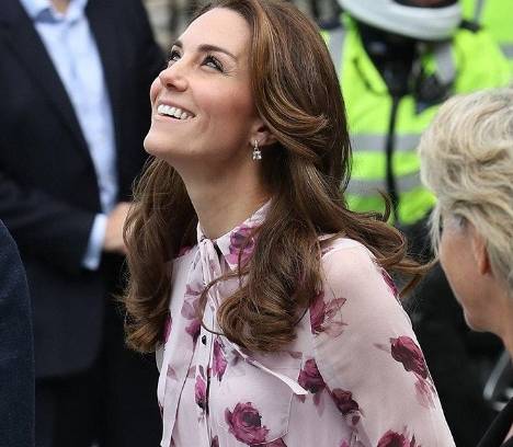 Kate Middleton impeccabile con l'abitino a fiori e tacchi FOTO