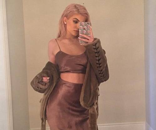 Kylie Jenner: top in raso cortissimo e gonna aderente FOTO