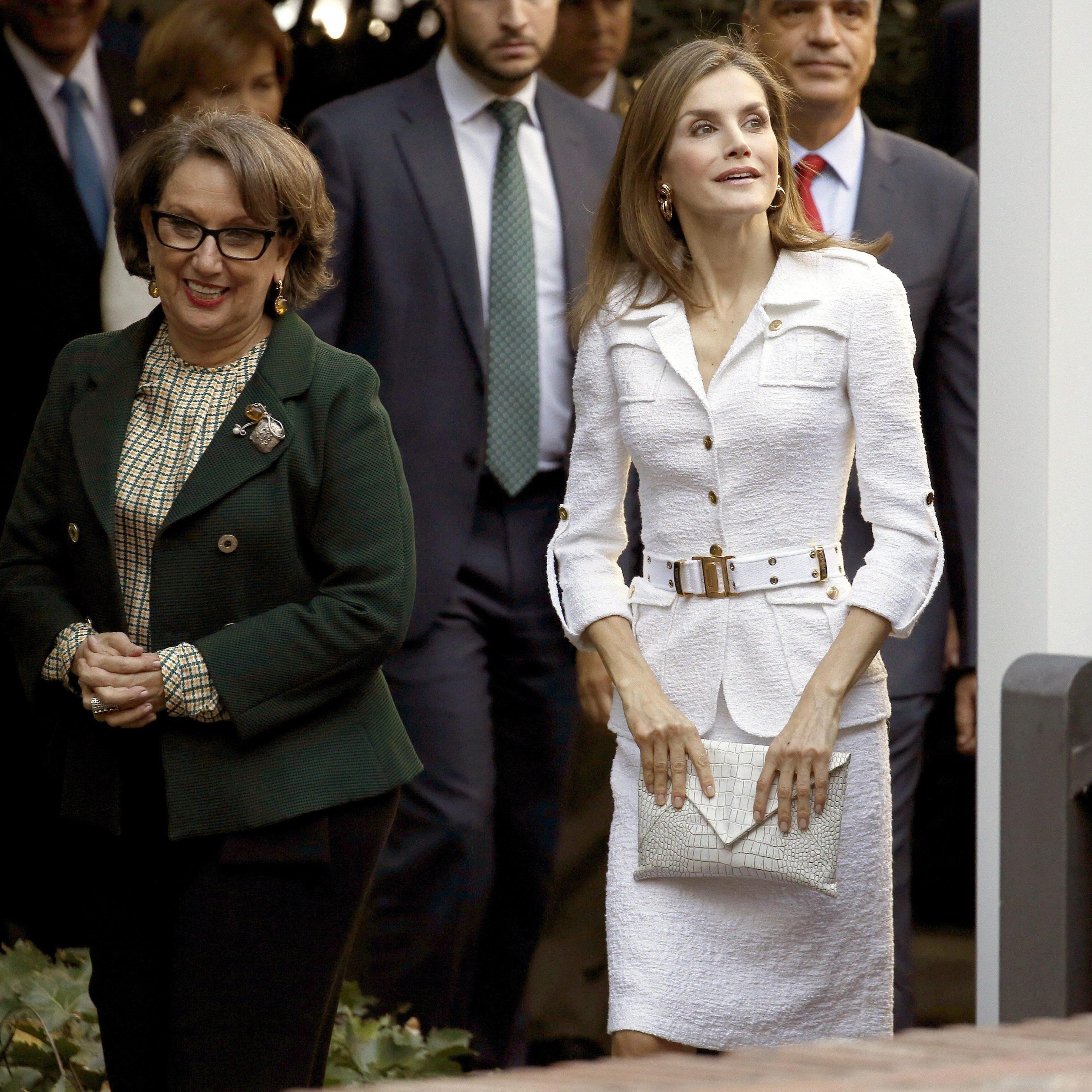 Letizia Ortiz, completo bianco e scarpe pitonate FOTO