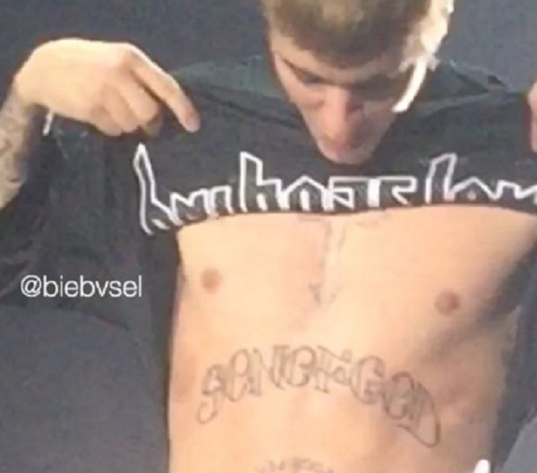 Justin Bieber, nuovo tatuaggio: ma i fan...