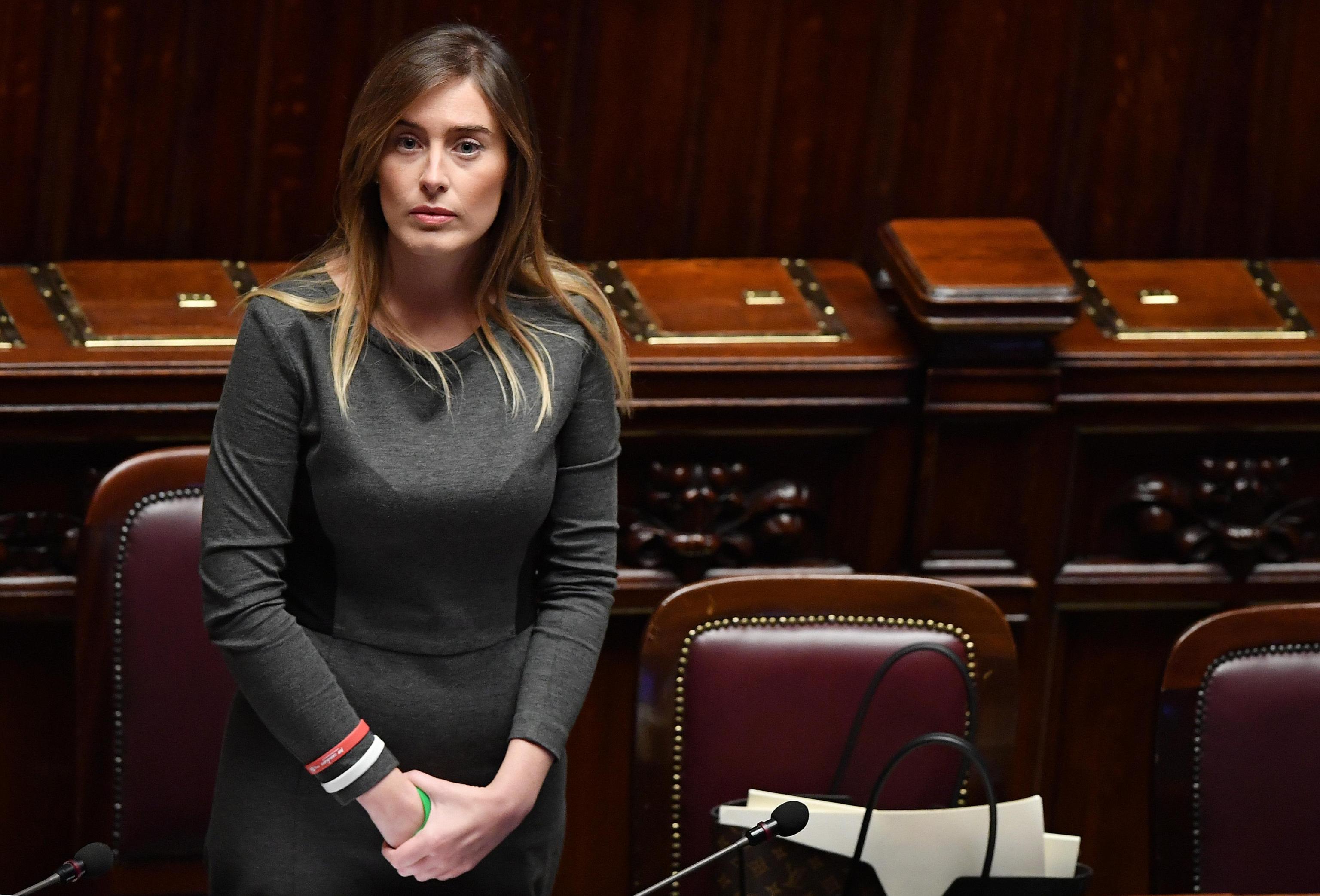 Maria Elena Boschi, tubino grigio aderente: impeccabile FOTO