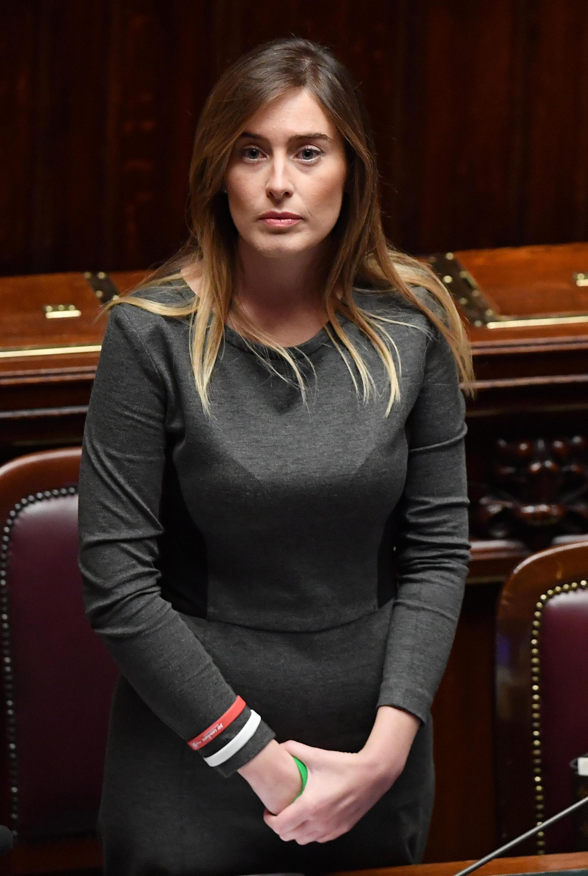 Maria Elena Boschi, tubino grigio aderente: impeccabile FOTO