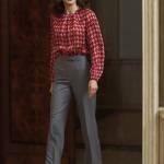 Letizia Ortiz look: pantaloni a vita alta e camicia FOTO