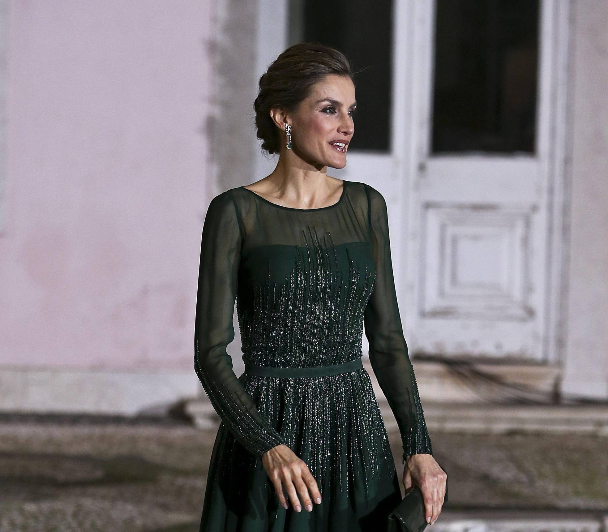 Letizia Ortiz incantevole a Lisbona: abito da cocktails FOTO