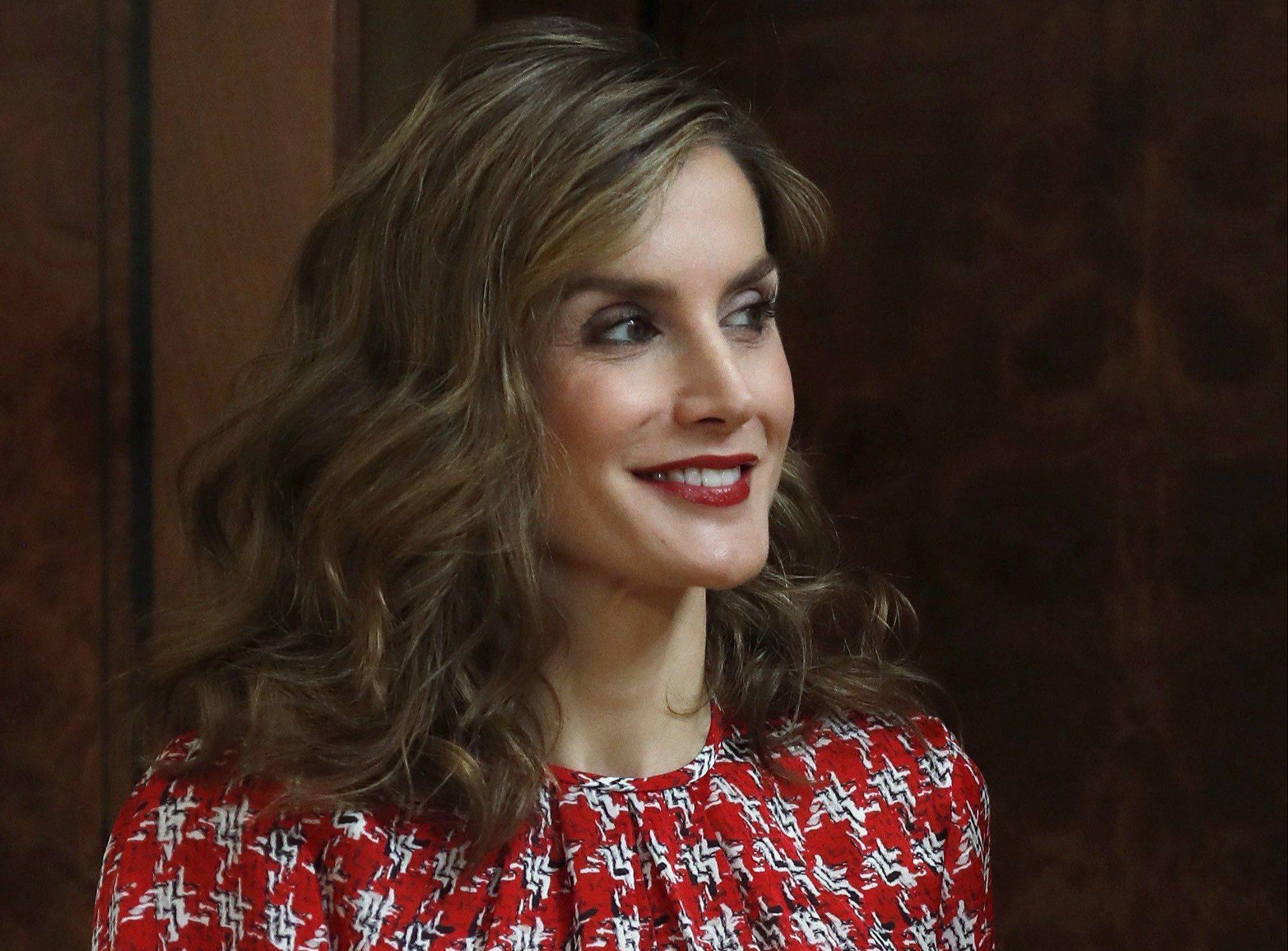 Letizia Ortiz look: pantaloni a vita alta e camicia.  La consorte del re Filippo VI di Spagna, nonché attuale regina consorte, 44 anni, continua a regalare lezioni di stile.