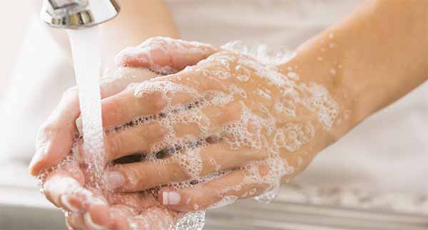 Antibiotici, lavarsi le mani è più importante. Ecco come va fatto