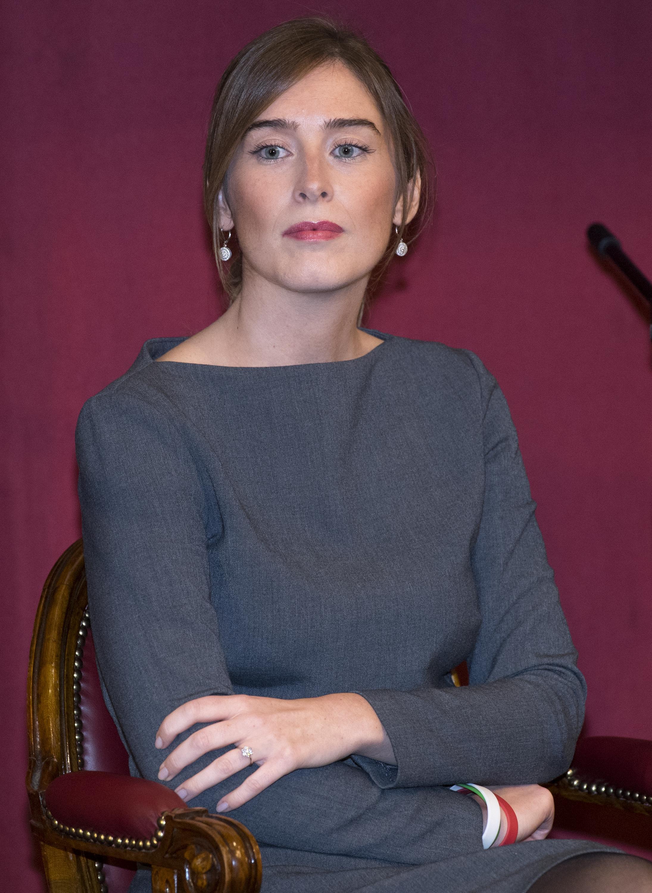 Maria Elena Boschi, abito grigio e tacchi per anteprima film "Io ci sono"