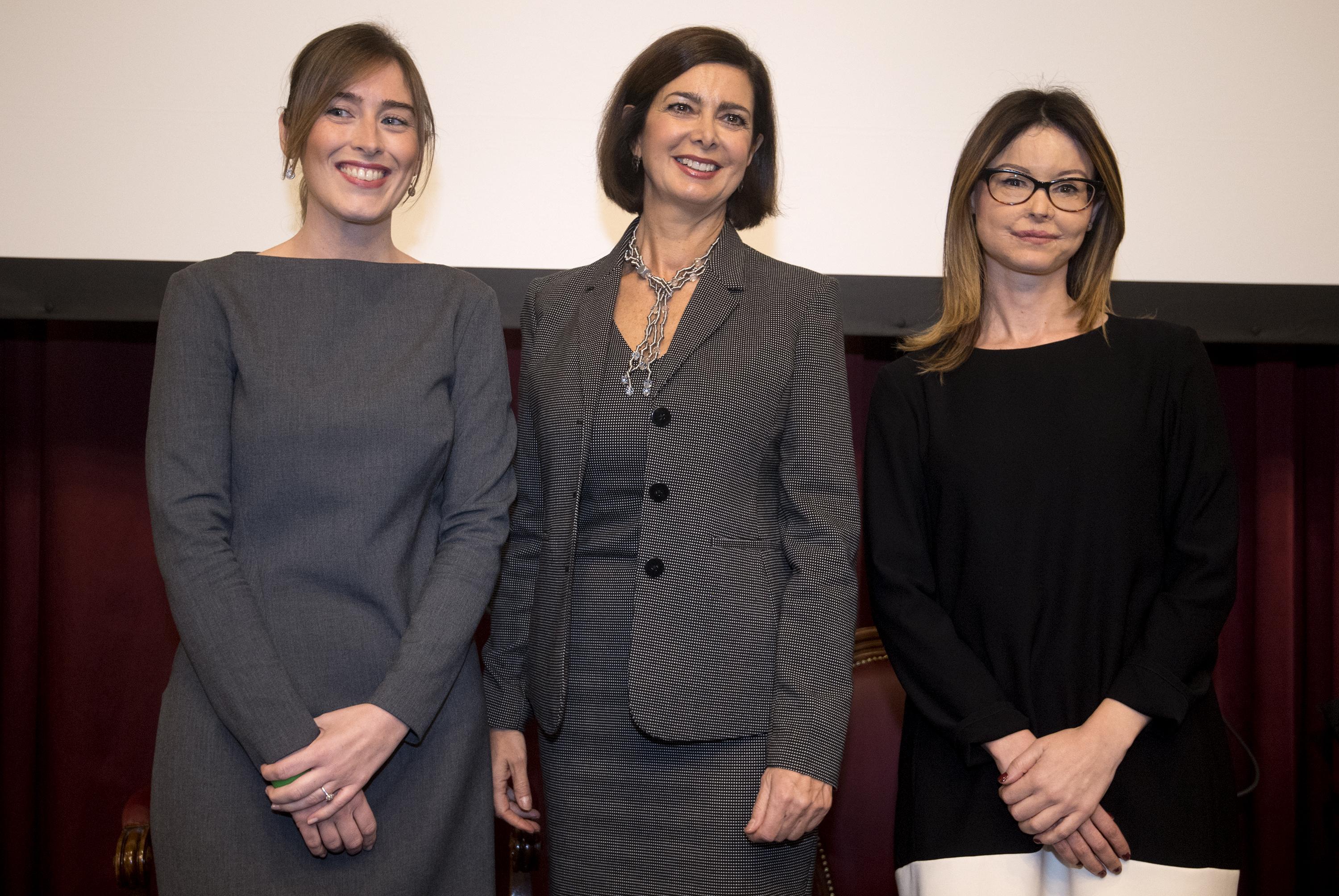 Maria Elena Boschi, abito grigio e tacchi per anteprima film "Io ci sono"