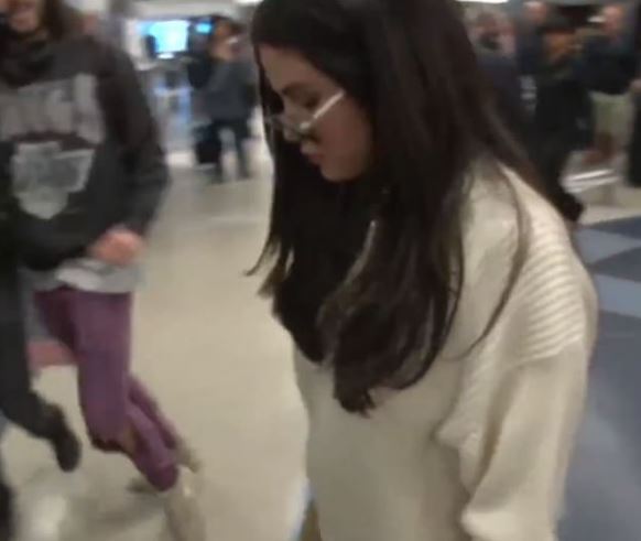 Selena Gomez sempre più magra: pantalone in pelle beige VIDEO