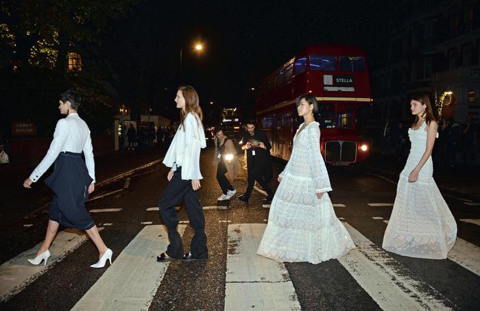 Stella McCartney omaggia i Beatles: sfilata ad Abbey Road
