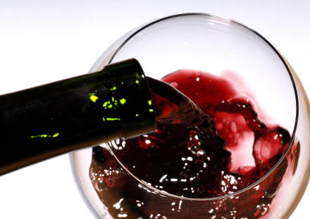 Fumo, un bicchiere di vino rosso può proteggere la salute
