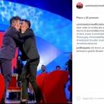 Claudio Sona ha scelto Mario: bacio sfiorato tra i due FOTO