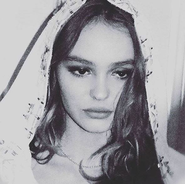 Lily Rose Depp versione "Vergine Maria Chanel" LA FOTO