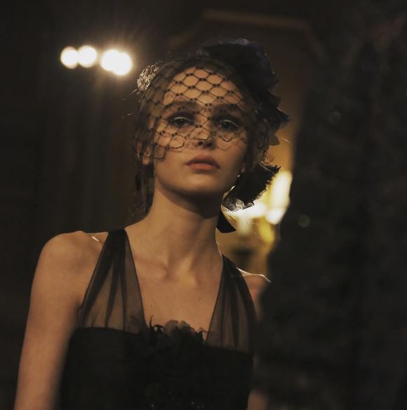 Lily Rose Depp diva in Chanel: total black FOTO