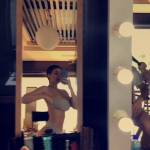 Kylie Jenner forme esplosive FOTO in bikini davanti lo specchio4