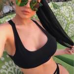 Kylie Jenner nuove FOTO in reggiseno curve al top4