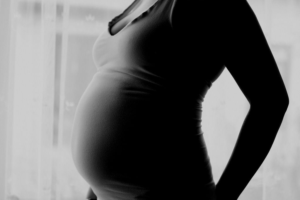 Fumo in gravidanza, rischi anche per i reni del bimbo
