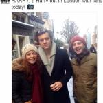 Harry Styles si concede una foto con i fan a Londra GUARDA