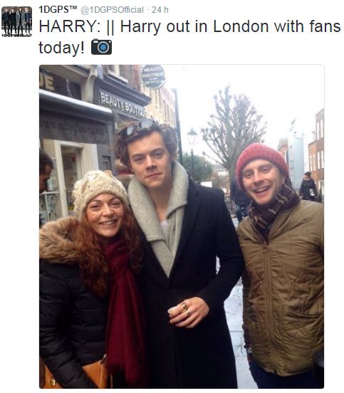 Harry Styles si concede una foto con i fan a Londra GUARDA