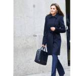 Letizia Ortiz chic in blu: cappottino e tacchi FOTO