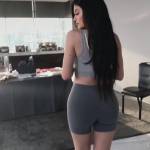 Kylie Jenner pantaloncini attillati e curve esplosive2