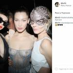 Bella Hadid, Sienna Miller sensuali: abito Dior a confronto FOTO