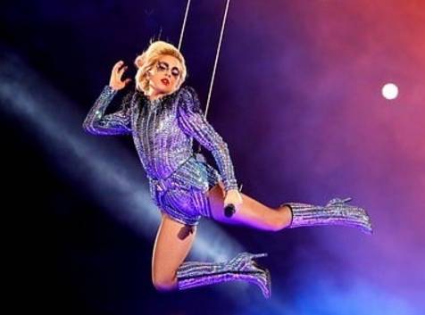 Lady Gaga scintillante: body super aderente al Super Bowl FOTO