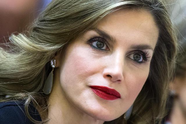 Letizia Ortiz look: dress coat per la regina