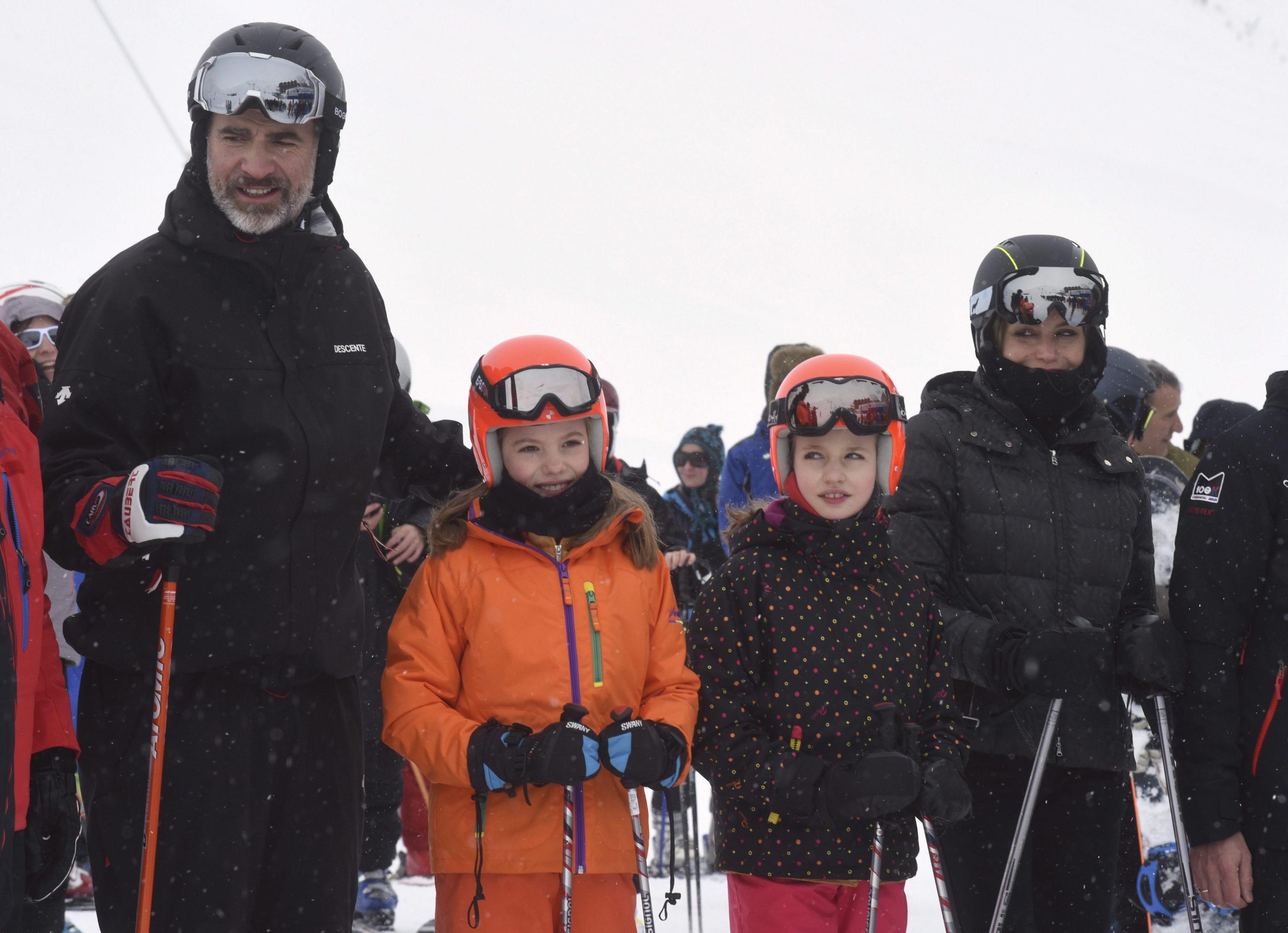 Letizia Ortiz sportiva: sulla neve con marito e figlie FOTO