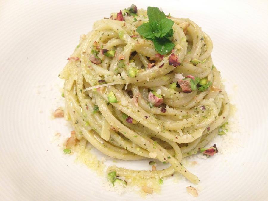 Linguine con Pesto di Pistacchi, Noci e Menta