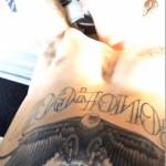 Justin Bieber tira giù i calzoni e mostra i nuovi tatuaggi 2