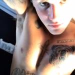 Justin Bieber tira giù i calzoni e mostra i nuovi tatuaggi 1