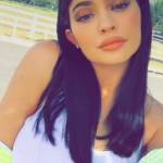 Kylie Jenner, shorts cortissimi e gambe in vista