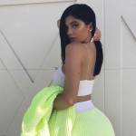 Kylie Jenner, shorts cortissimi e gambe in vista3