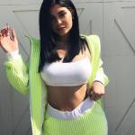 Kylie Jenner, shorts cortissimi e gambe in vista2