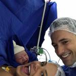 Selfie in sala operatoria di mamma papà e della piccola Carmel: FOTO è virale3