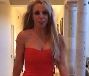 Britney Spears sempre più magra: tubino cortissimo FOTO