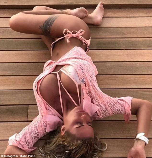 Katie Price: bikini di pizzo e costume rosa, curve in vista FOTO2