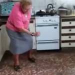 Dancing queen": nonna argentina ripresa mentre balla