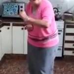 Dancing queen": nonna argentina ripresa mentre balla2