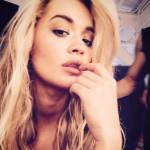 Rita Ora, addio reggiseno: maglia trasparente viola FOTO