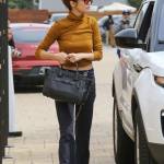 Selena Gomez sempre più magra: top corto e pancia in vista 6