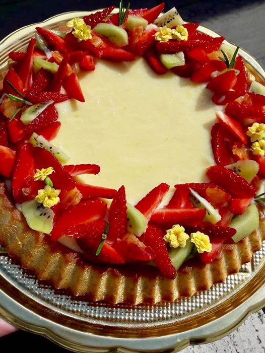 Crostata morbida con crema al limone e frutta