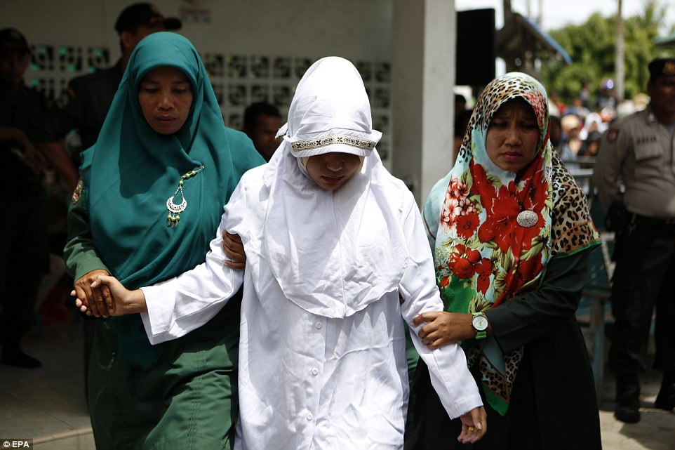 Rapporto prima del matrimonio, frustata in Indonesia per la sharia 4