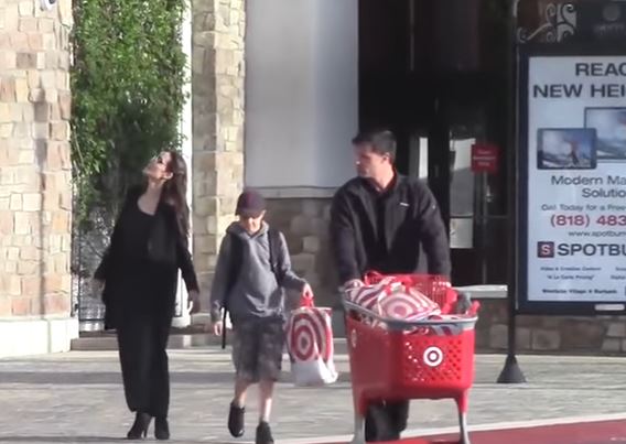 Angelina Jolie magrissima e in total black a Los Angeles VIDEO