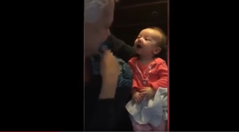 Aria ha 9 mesi ed è sorda: nonna la lingua dei segni VIDEO