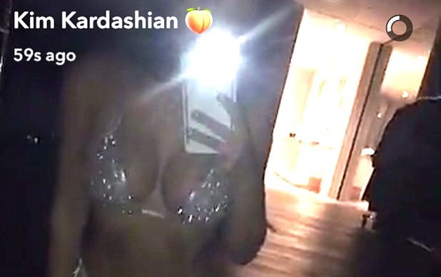 Kim Kardashian posa col bikini argentato: VIDEO Snapchat